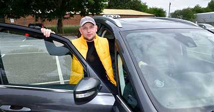 GRANTHAM CABBIE TEAMS UP WITH AI TO LAUNCH ENGLAND FOOTBALL QUIZ GAME AHEAD OF WORLD CUP