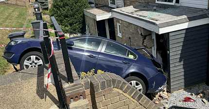 RUNAWAY PRIVATE HIRE VEHICLE SMASHES INTO CANTERBURY HOUSE AND WRECKS PORCH